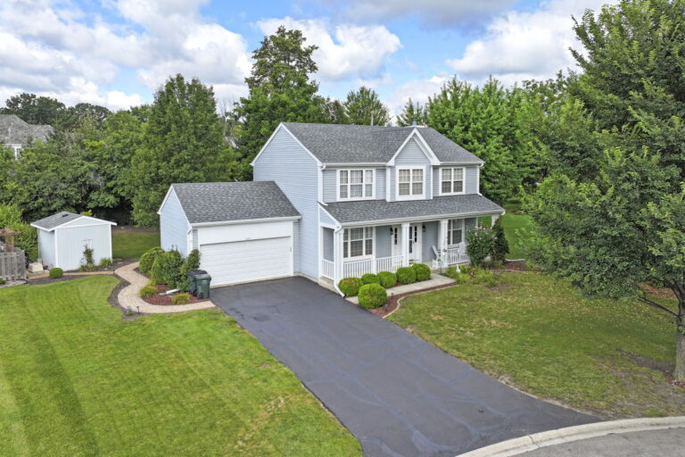 586 Harvard Ct, Lindenhurst