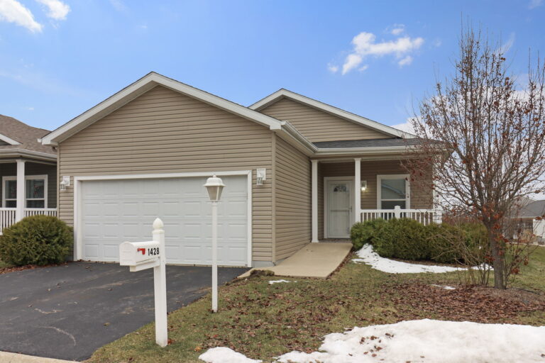 Just Listed! 1428 Equestrian Dr, Grayslake, IL