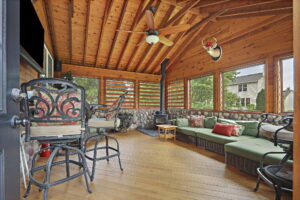 350 Kestrel Ln, Lindenhurst, IL